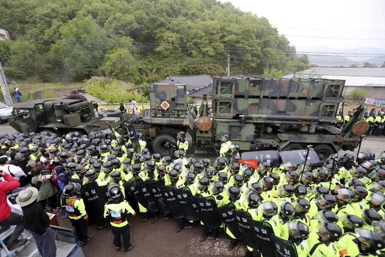 Vastusena Põhja-Korea ähvardustele saatis USA Lõuna-Koreasse raketikaitsesüsteemi THAAD. Lõuna-Korea sõjaväelased kaitsemas USA veokeid pahaste kodanike eest.