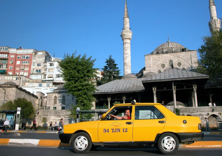 В желтых стамбульских такси разных поколений определенно что-то есть.