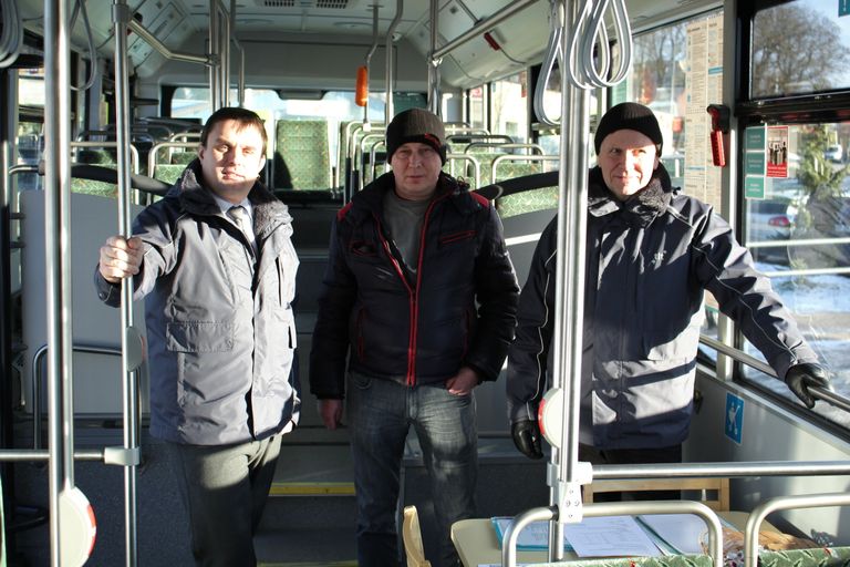 Tallinna Linnatranspordi AS töötajad Andres Koldre (vasakult), Gvido Peisenieks ja Heigo Kõrge otsivad kohalikke, kes tuleksid pealinna bussijuhiks.