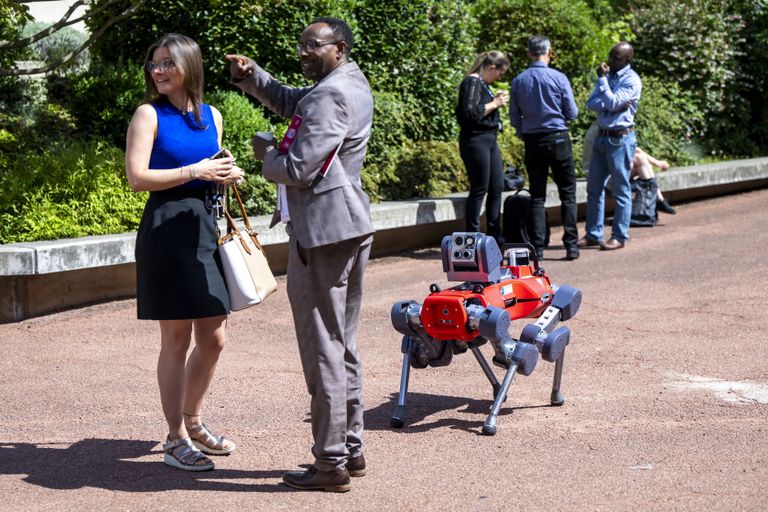 Väljas jooksid ringi ka robotkoerad, kuid neid pressikonverentsile ei kutsutud