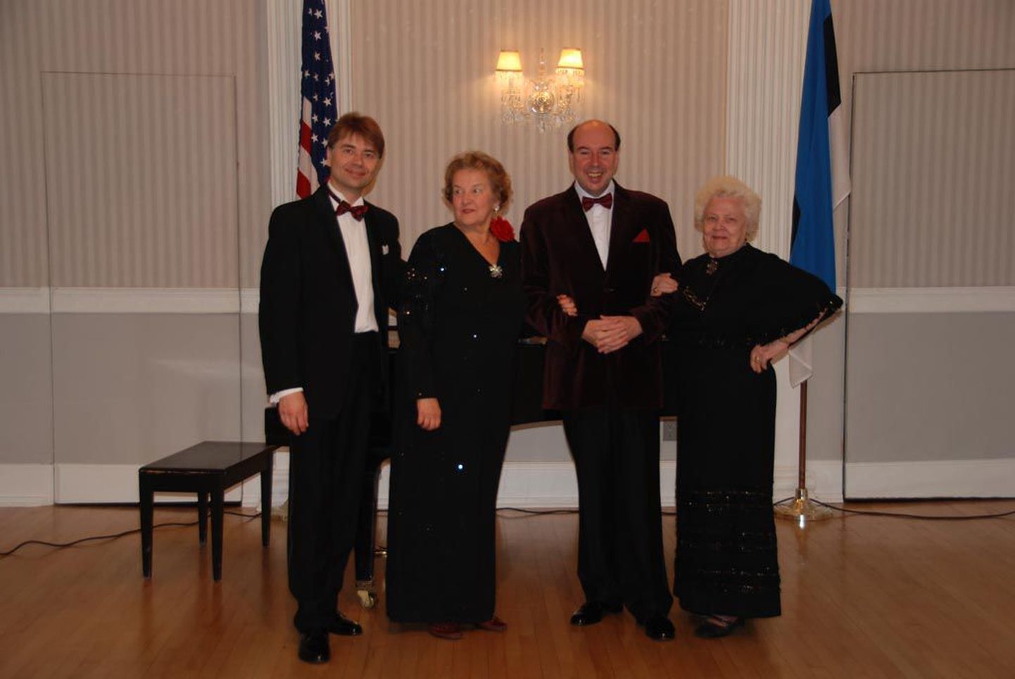 Eesti Majas esinesid Benno Margus (vasakul), Malle Raid ja Toomas Kuter, paremal Juta Kurman.