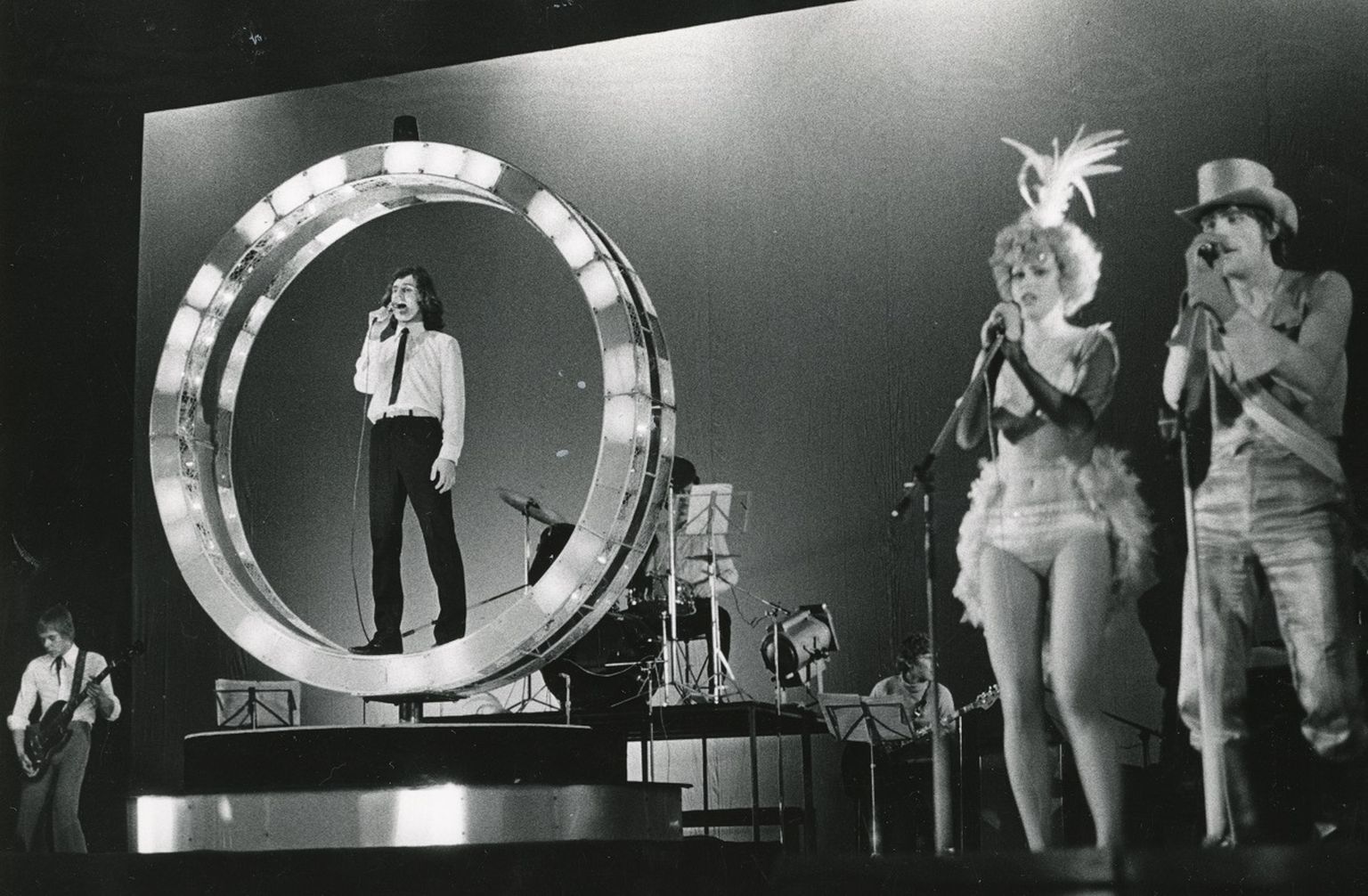 Noorsooteatri «Johnny» etendustel tegi kaasa ansambel Ruja, millest pildile on jäänud täies pikkuses kitarrist Jaanus Nõgisto ja Johnny osatäitjana Urmas Alender. Paremal laulavad trupis osalenud näitlejad Merle Talvik ja Jüri Aarma.