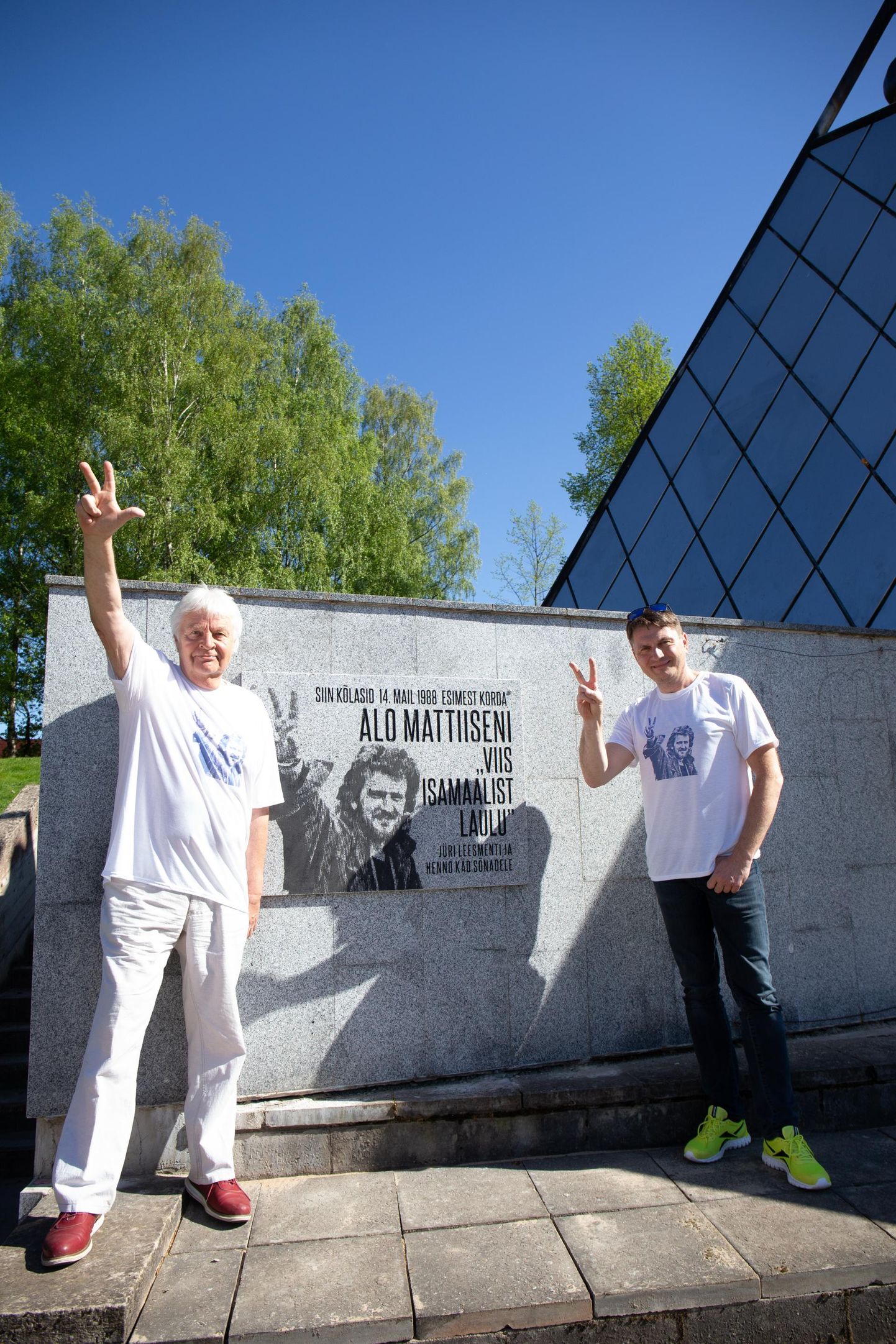 Ivo Linna ja Antti Kammiste käisid Tartu lauluväljakul, et oma silmaga üle vaadata Alo Mattiiseni isamaalaulude esmaesituse mälestustahvel ja teha näppudega samasugust võidumärki, nagu on raiutud helilooja kujutisena kivisse.