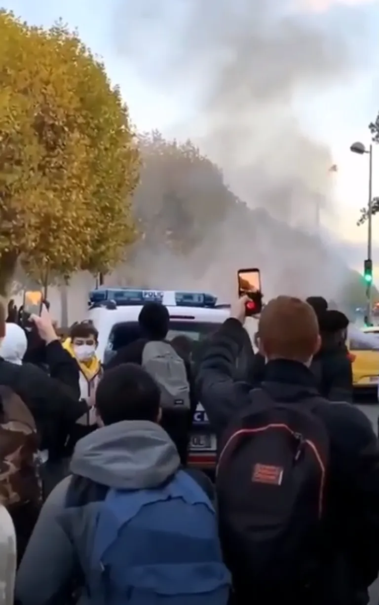 Prantsusmaal Compiègne’is avaldasid õpilased koolide mittesulgemise vastu meelt ja hävitasid politseiauto.