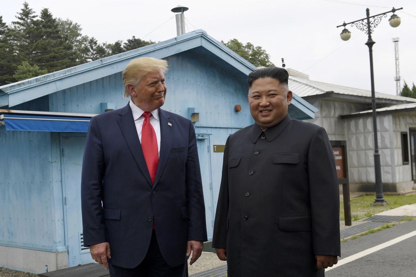 USA president Donald Trump ja Põhja-Korea liider Kim Jong-un kohtusid kahte Koread eraldavas demilitariseeritud tsoonis rahukülana tuntud Panmunjomis. 