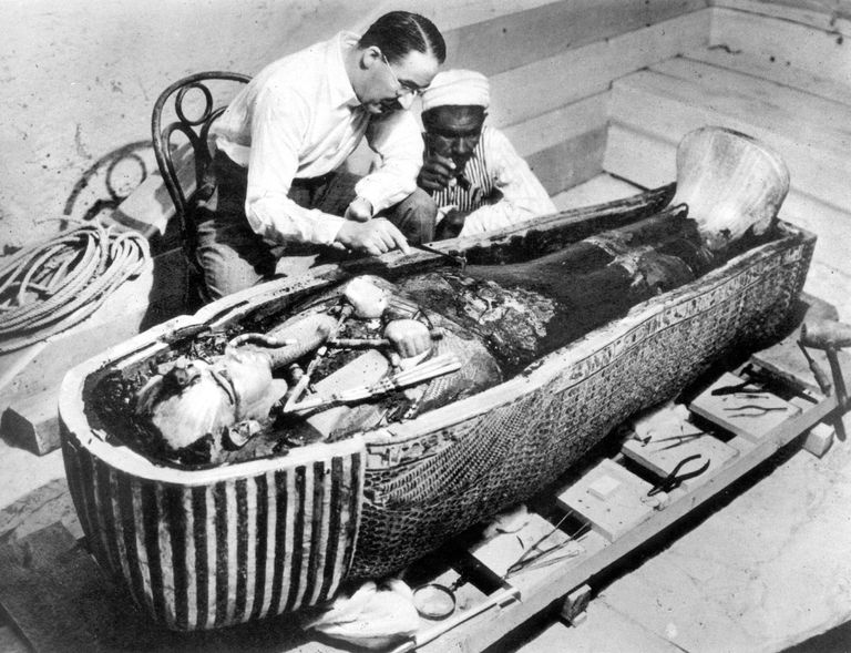 Briti arheoloog Howard Carter uurimas 1922. aastal vaarao Tutanhamoni muumiat