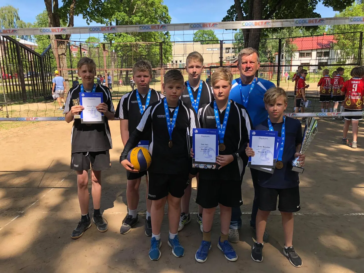 Kuni 14aastaste noorte minivõrkpalli EV100 Eesti meistrivõistluste finaalturniiril võitis esikoha Pärnu spordikooli esimene meeskond.