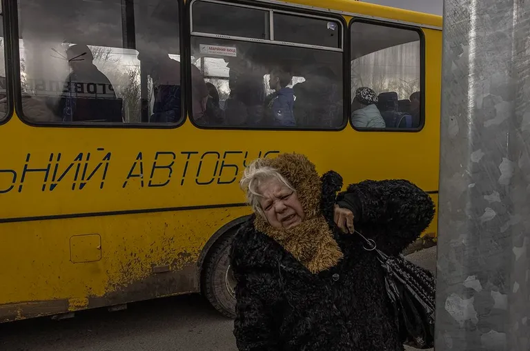 Люди из Мариуполя прибывают на эвакуационном автобусе в пункт эвакуации в Запорожье, Украина, 21 апреля 2022 года.