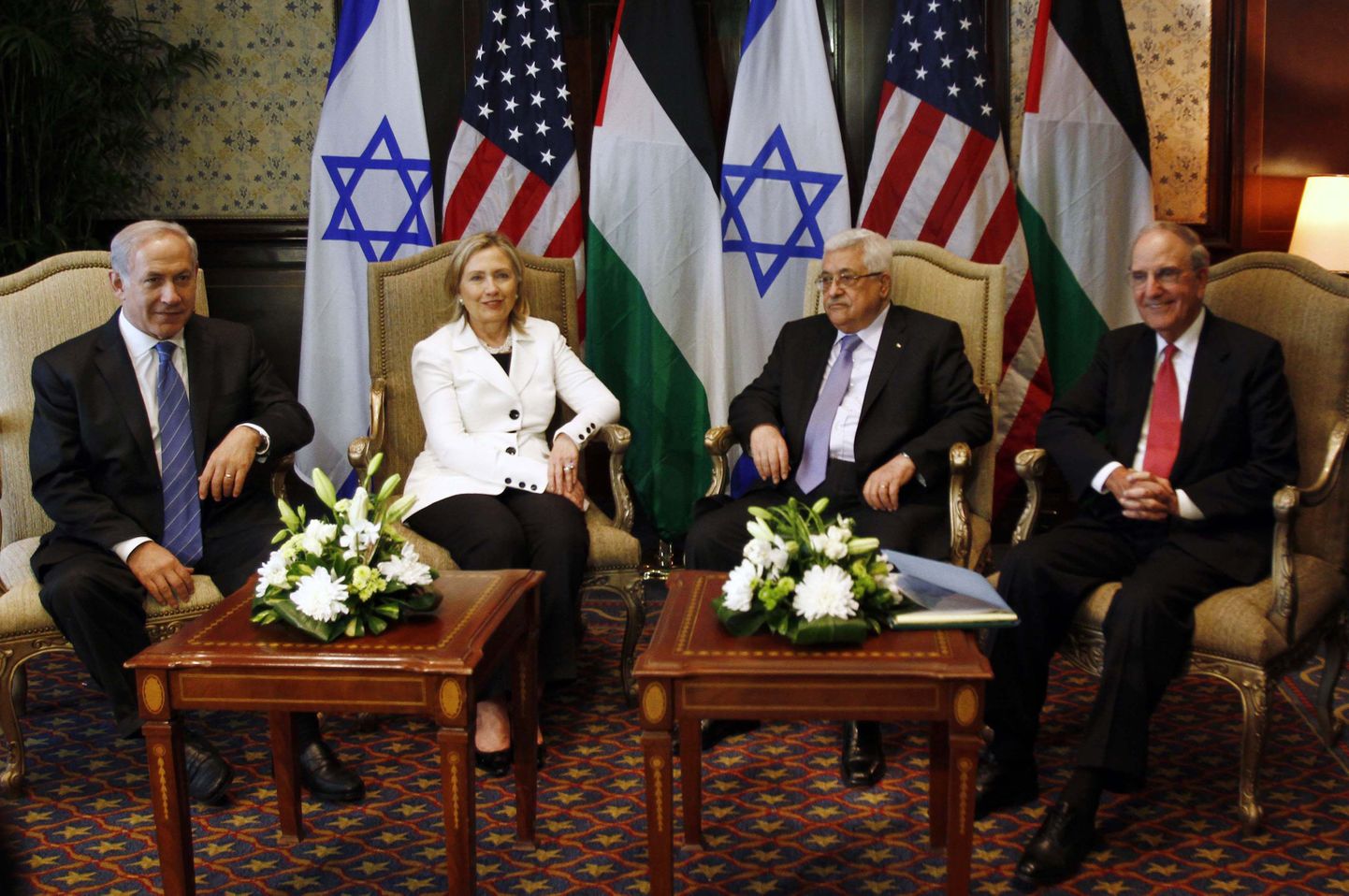 Слева направо: Нетаньяху, Клинтон, Аббас, Митчелл.