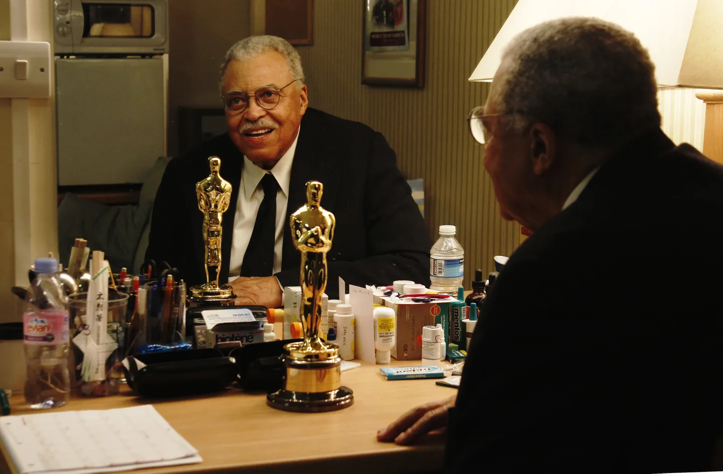 James Earl Jones oma au-Oscariga Londoni Wyndhami teatri riietusruumis. Jones pälvis tähtsa autasu 2011. aastal. Ta on üks väheseid näitlejaid, kellele on karjääri jooksul antud Tony, Grammy, Oscar ja Emmy.