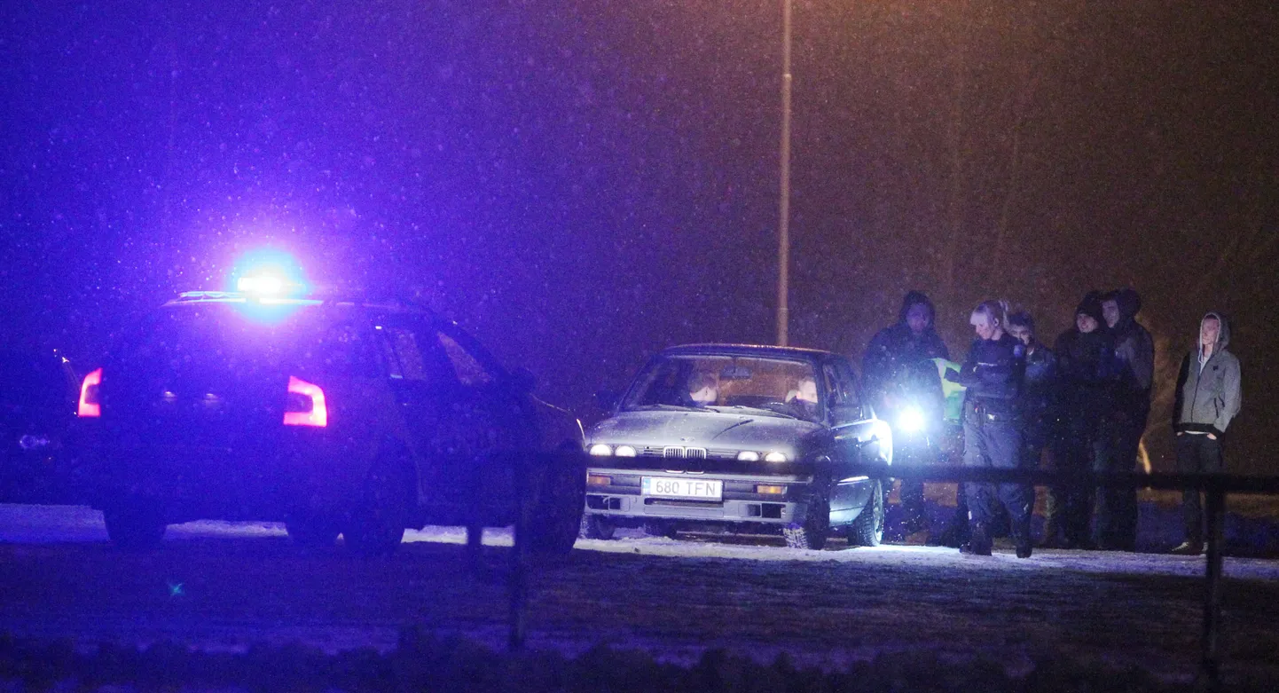 Maha sadanud lumi meelitab autojuhte parklatesse, et testida enda ja auto võimekust lumistes oludes. Paraku on selline tegevus seadusega keelatud ning aegajalt käib politsei neid ka korral kutsumas. Pildil teostab politsei kontrolli Tartu laululava parklas kus neile hakkas silma BMW.