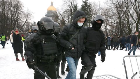 В Петербурге полиция массово задерживает журналистов