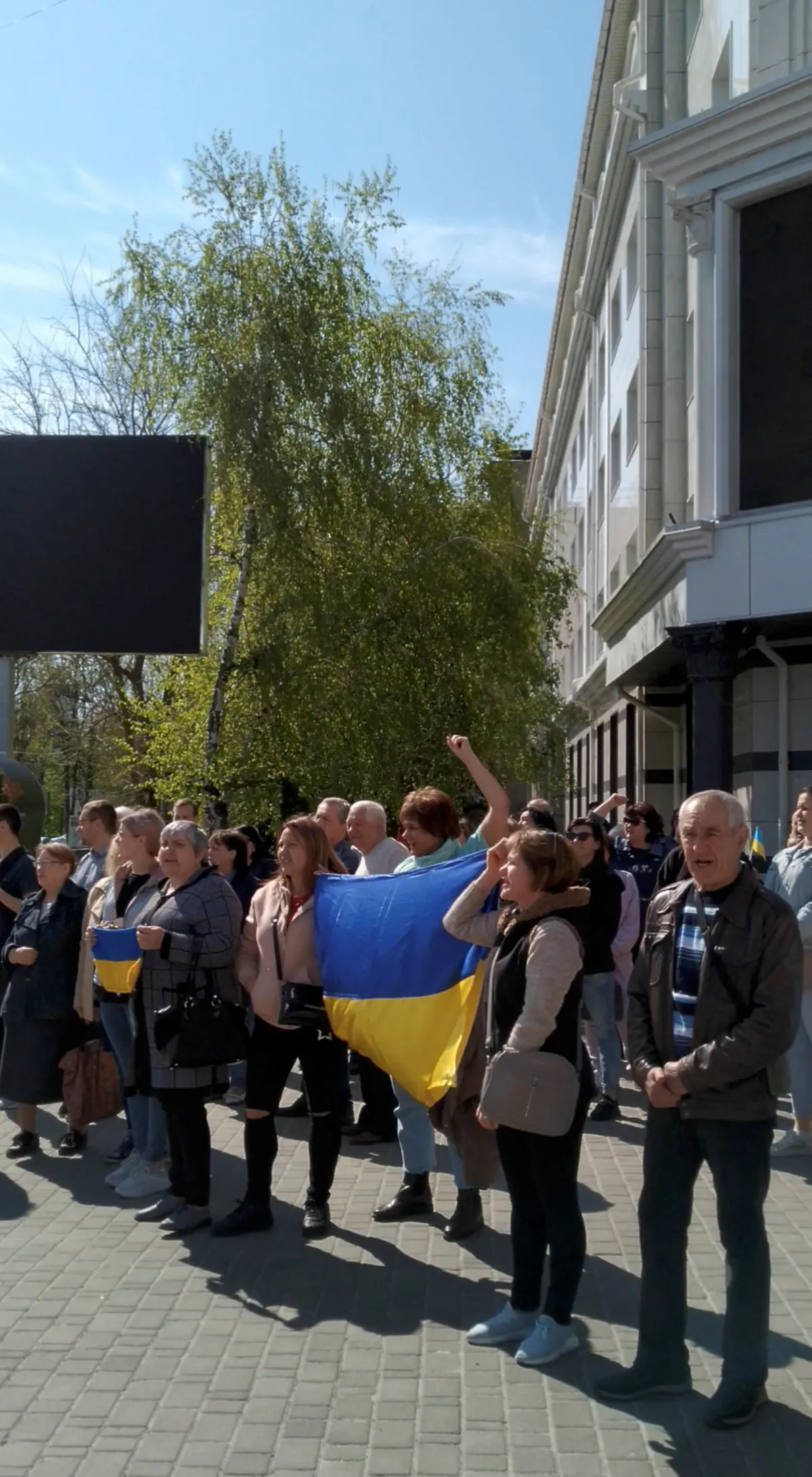 Ukraina lippudega meeleavaldus Hersonis üleeile.