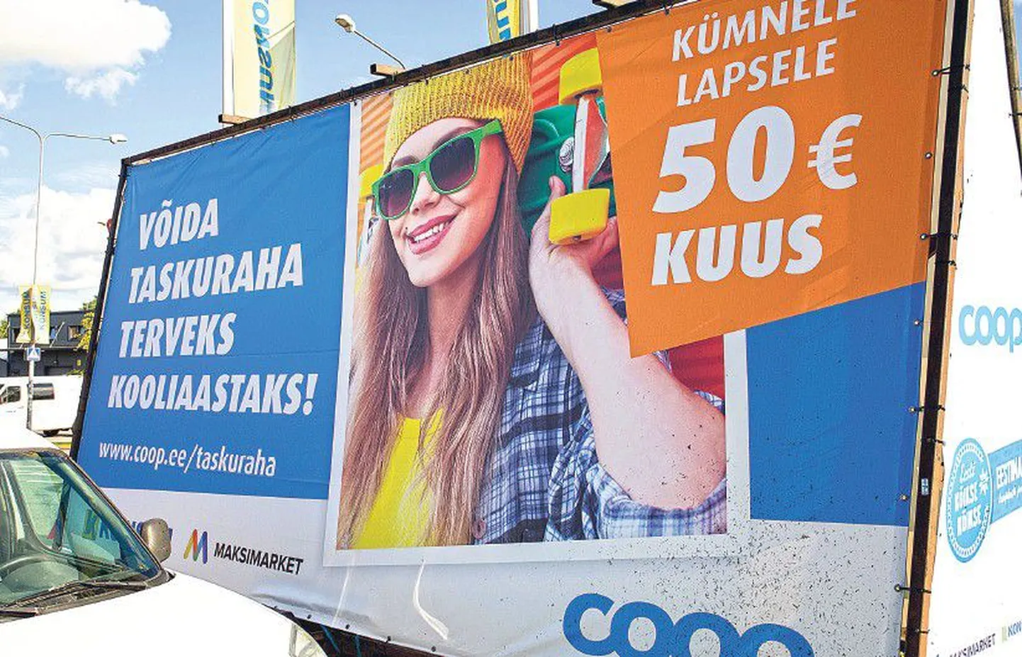 Реклама Coop перед таллиннским магазином Raudalu Konsum обещает ребятишкам карманные деньги в размере 50 евро в месяц.