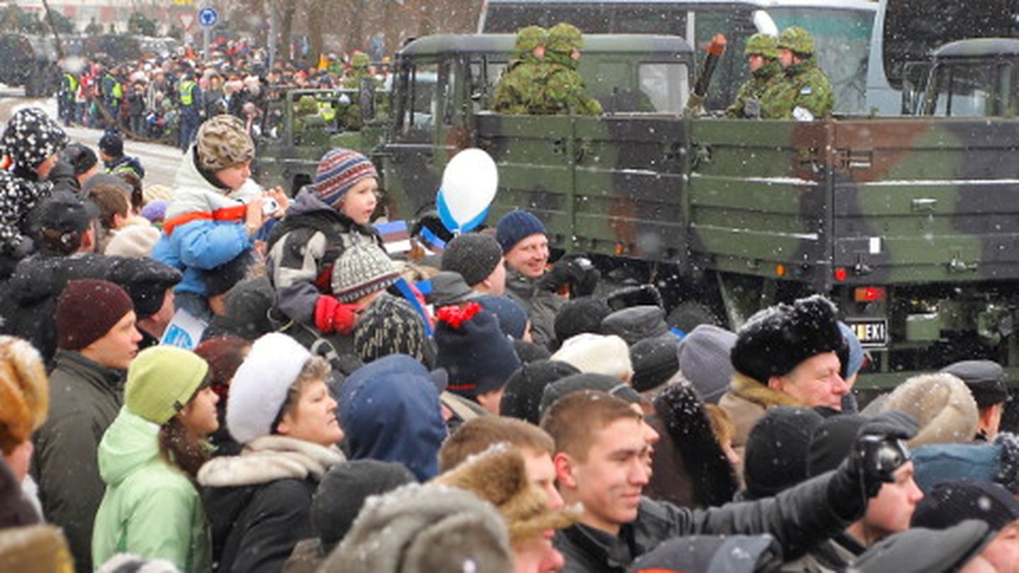 Vabariigi presidendi kantselei soovib Eesti sünnipäeva tähistamisse kaasata rohkem rahvast. Pilt on tehtud 2009. aasta vabariigi aastapäeva paraadil Narvas, mida saatis suur publikuhuvi.