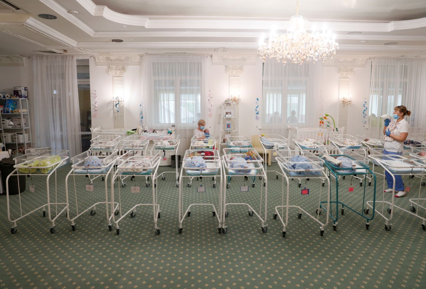 Ettevõtte BioTexCom hubases haiglas ootab pandeemia tõttu vanematega kohtumist 51 surrogaatema abil sündinud last.