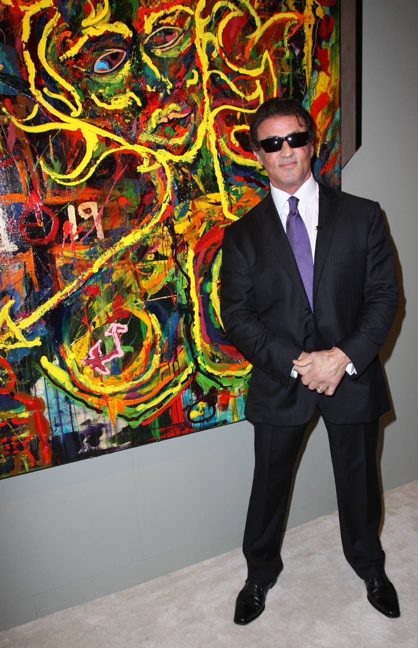 Sylvester Stallone näitab oma kunstiloomingut.