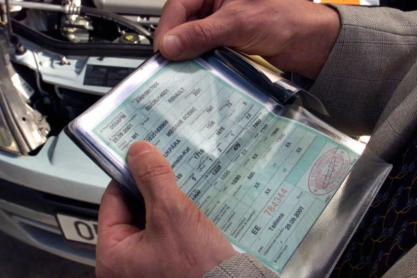 Sõiduki registreerimine enda nimele ei ole formaalsus. Kui auto eelmine omanik teavitab maanteeametit sõiduvahendi võõrandamisest, peab uus peremees viie tööpäeva jooksul esitama taotluse vormistada vara enda nimele. Vastasel korral kustutatakse see ajutiselt liiklusregistrist.
