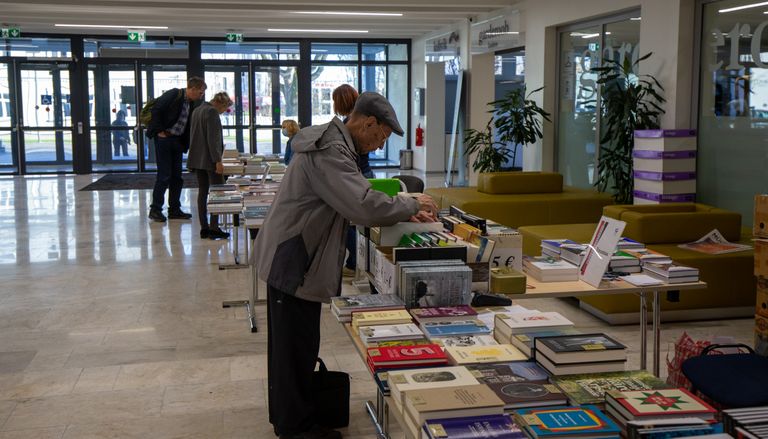 Eesti kirjandusmuuseumi teaduskirjastuse ja Tartu ülikooli kirjastuse letilt võib leida ka koroonapandeemia ajastusse täpselt sobivaid teoseid.