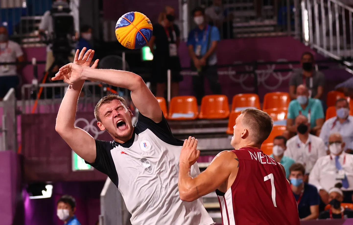 Venemaa olümpiasportlane Ilja Karpenkov (vasakul) võitluses palli pärast lätlase Nauris Miezisega.