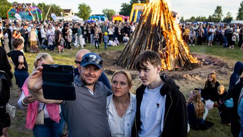 GALERII JA VIDEO ⟩ Kuressaare ranna puhkealal peetud Saaremaa jaanituli tõi jaaniõhtul kokku suure rahvahulga