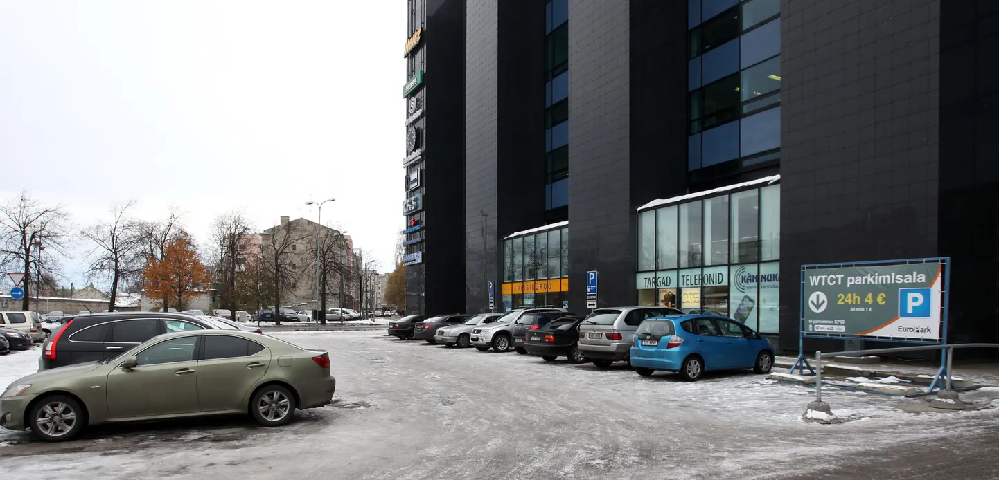 Parkla Ahtri ja Jõe tänavate nurgal.