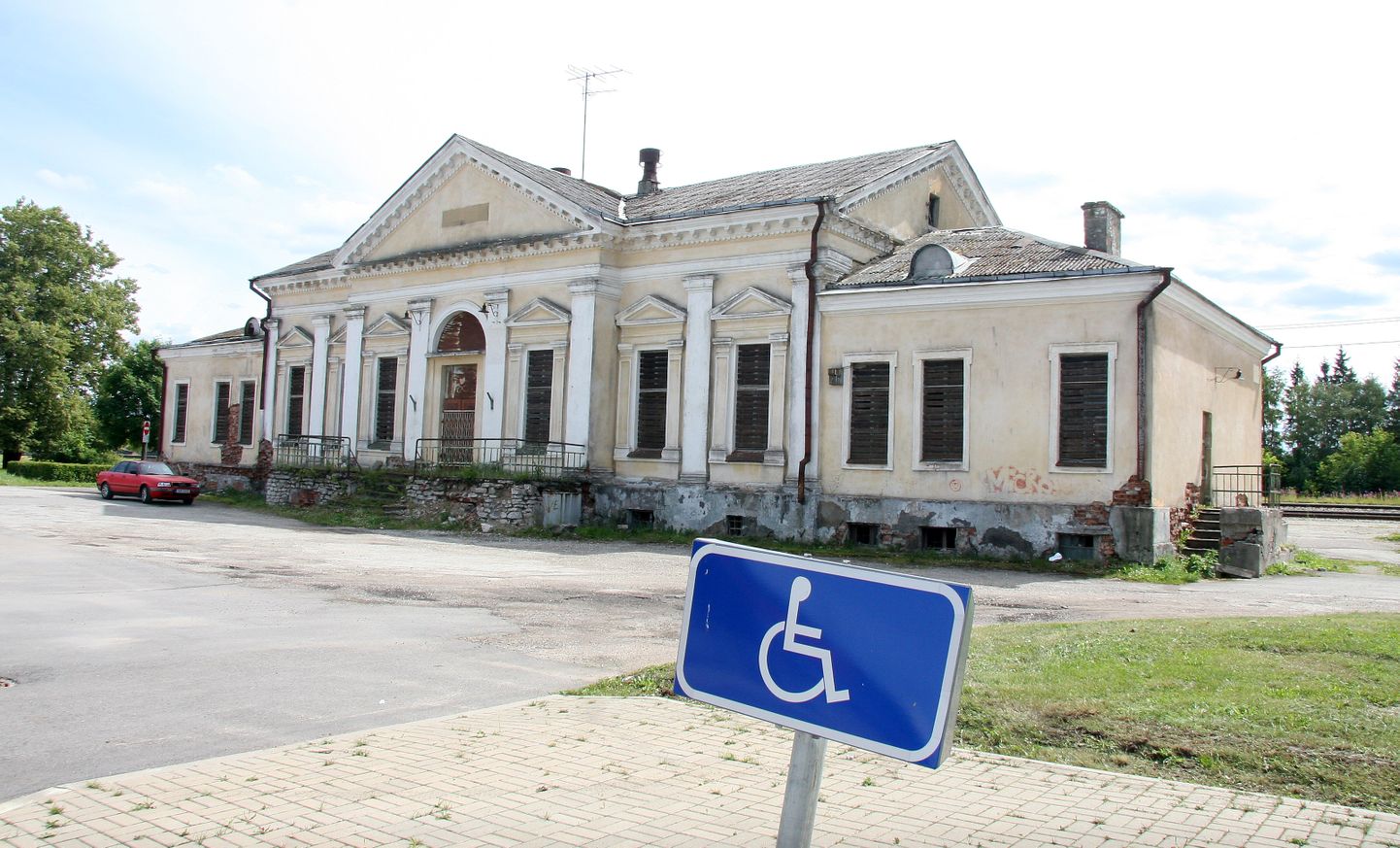 Старое и разрушающееся здание Йыхвиского железнодорожного вокзала годами служило для местных политиков неисчерпаемым источником обещаний, однако до дела тут до сих пор не дошло.