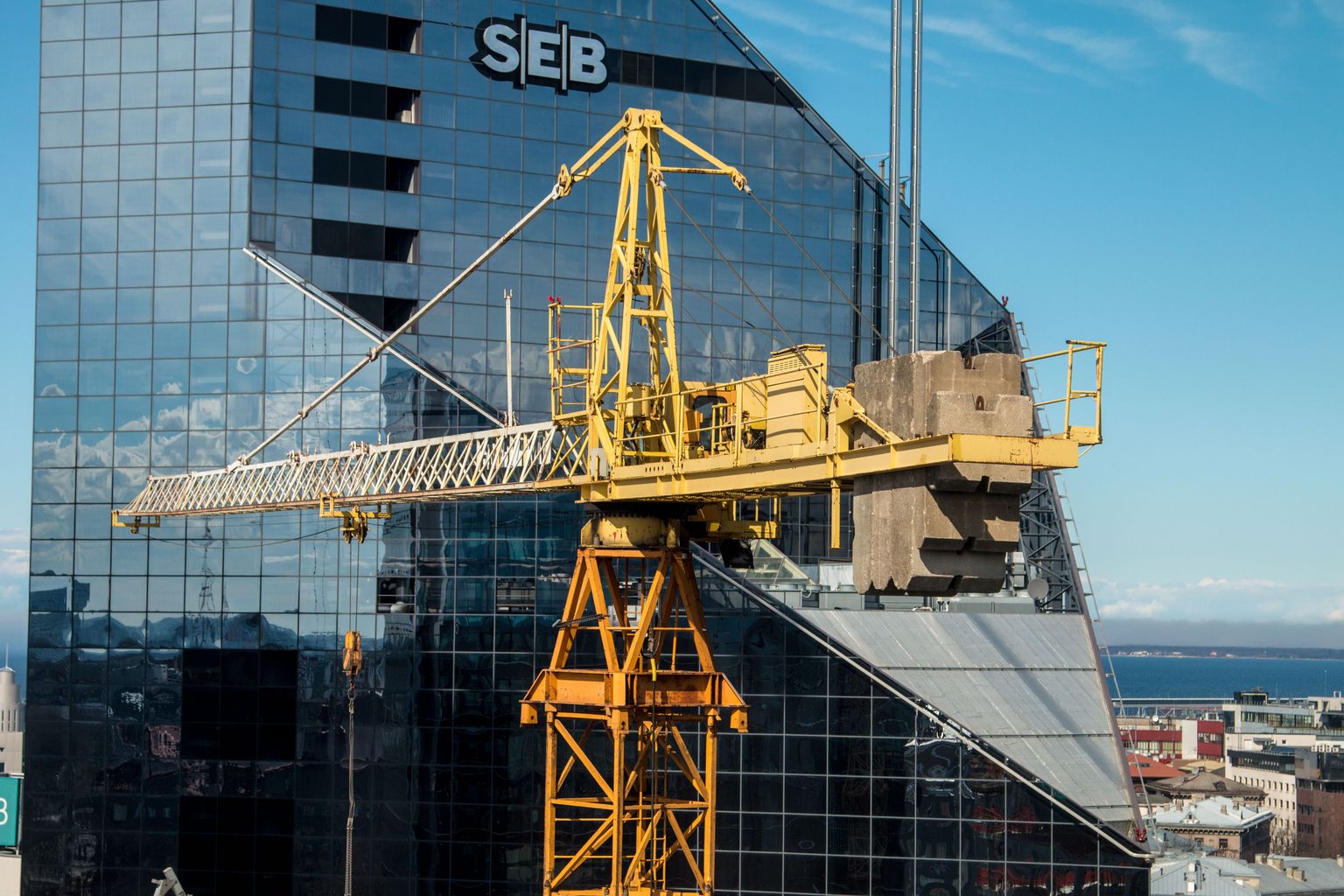 Kinnisvaraarendus, taustal SEB Eesti peakontor.