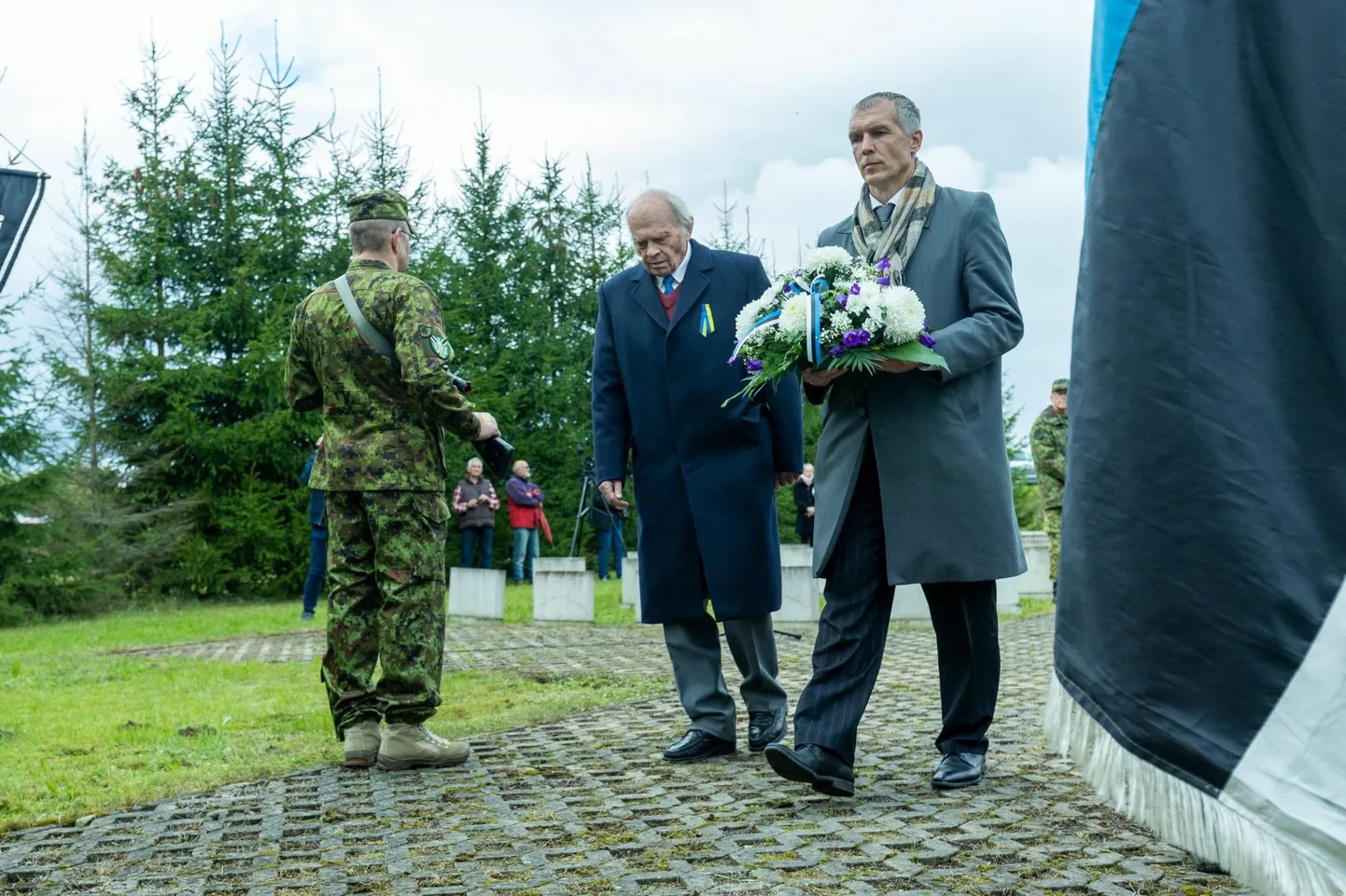 Memoriaalile asetas pärja ka Väike-Maarja vallavanem Indrek Kesküla, tema paremal käel Porkuni vennatapulahingust raamatu üllitanud Hanno Tamm.