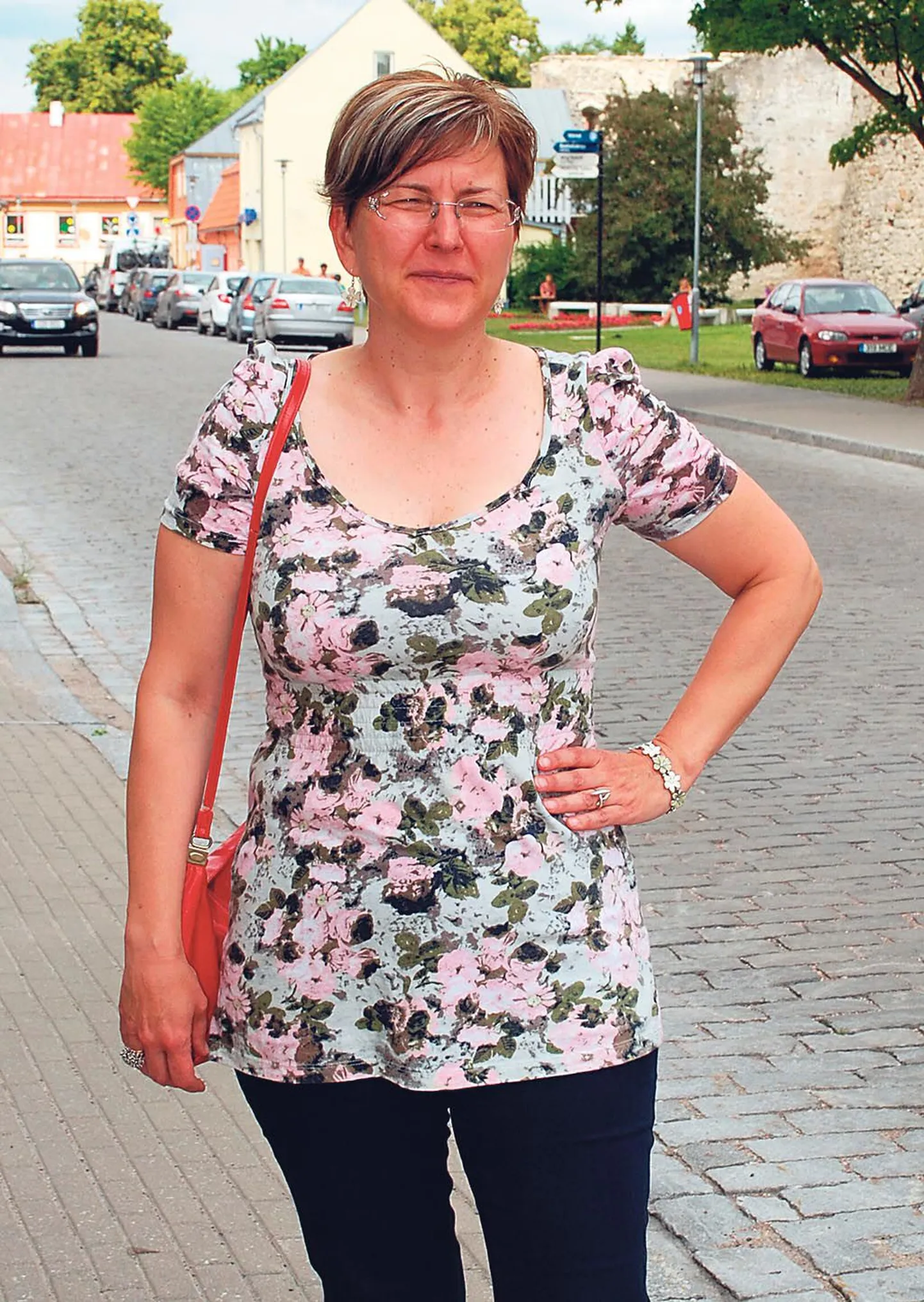 “Mulle tundub, et Pärnus on areng olnud väga laineline, Haapsalu on sihikindlalt edasi liikunud,” nendib Tiina Kütt vanalinnas jalutades.