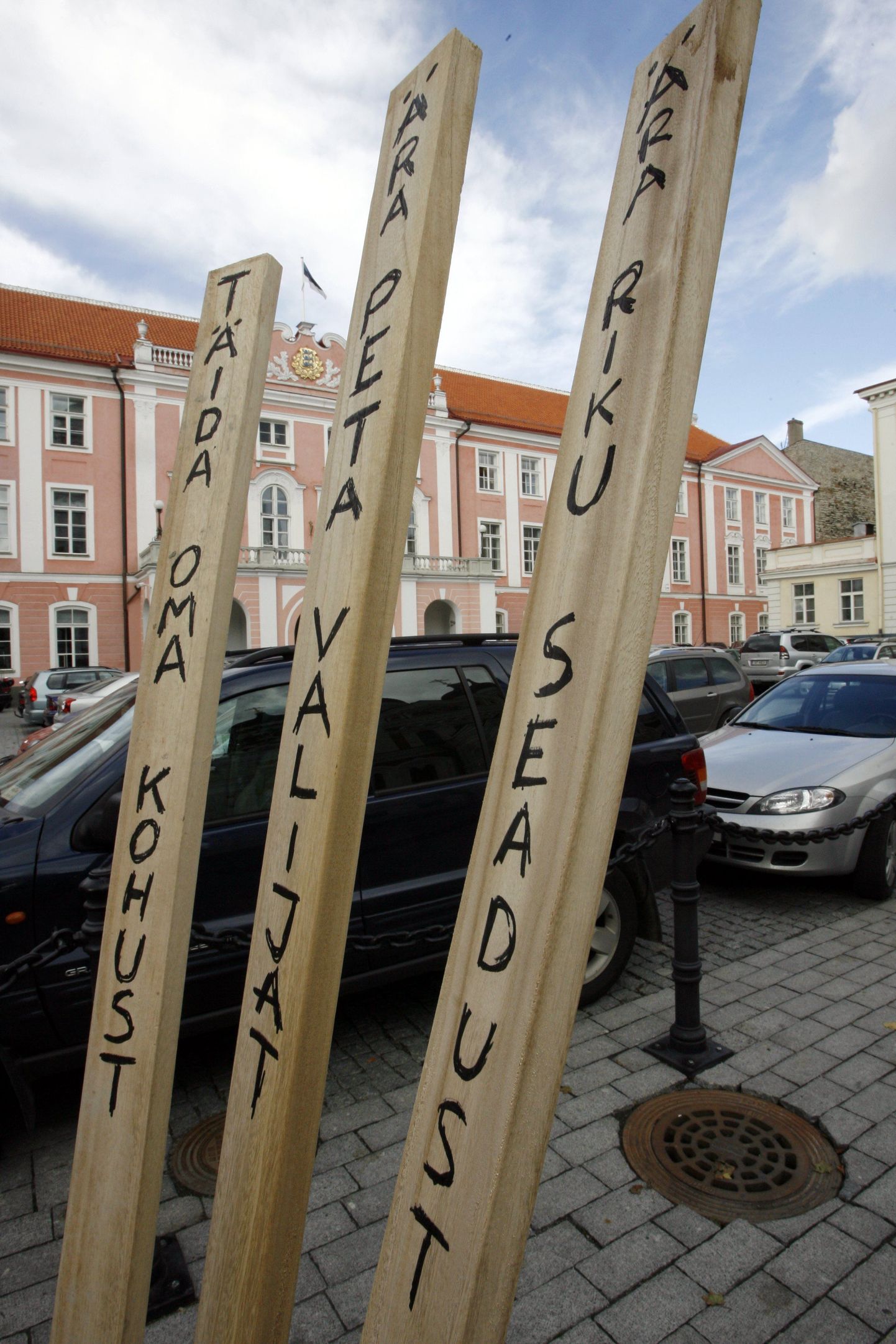 Pildil on 2006. aastal riigikogus toimunud presidendi valimiste eel Toompeal väljas olnud installatsioon.