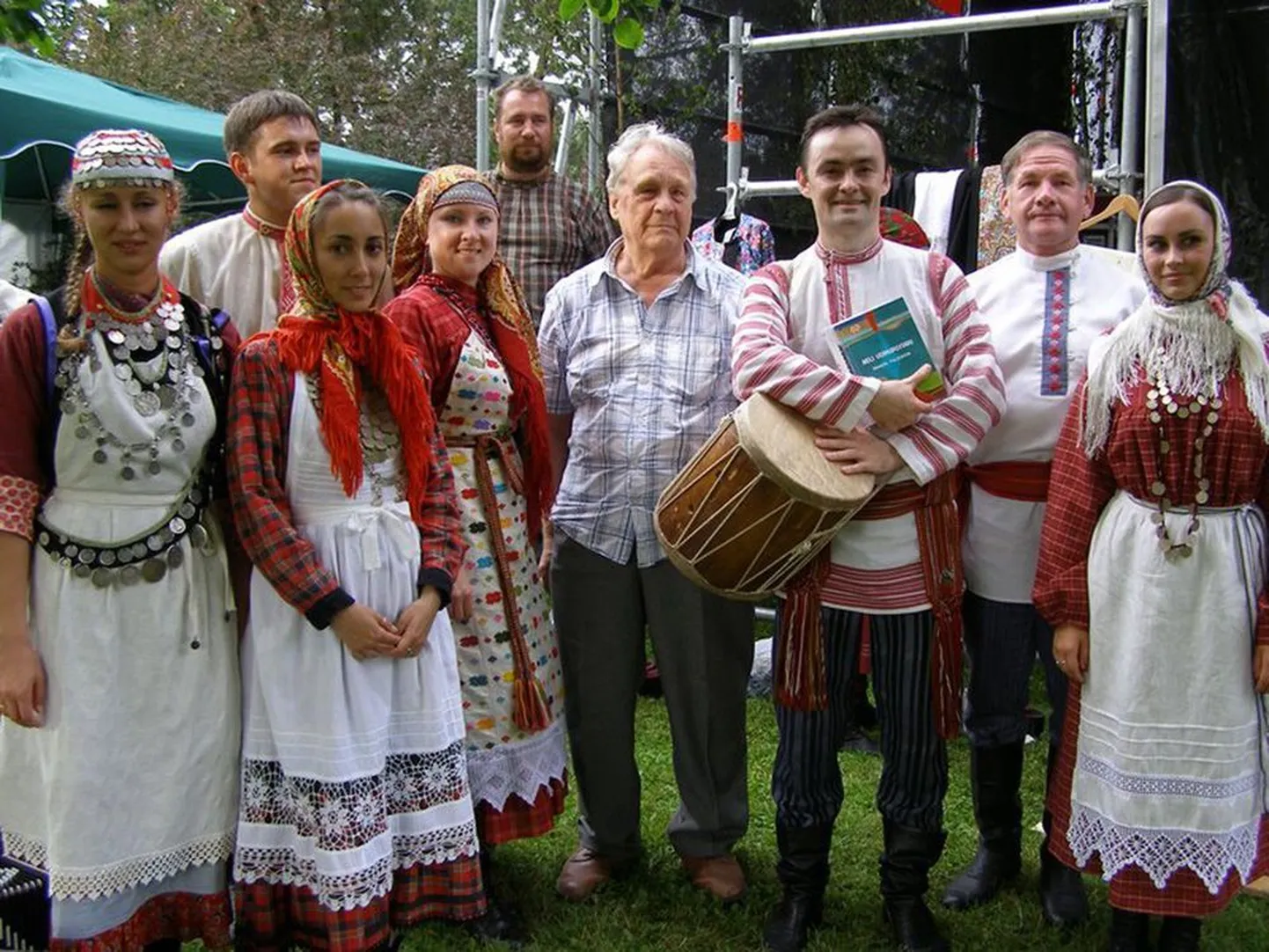 Krjanik Arvo Valton tänavustele hõimupäevadele tuleva udmurdi folklooriansambli Ekton Korka keskel.