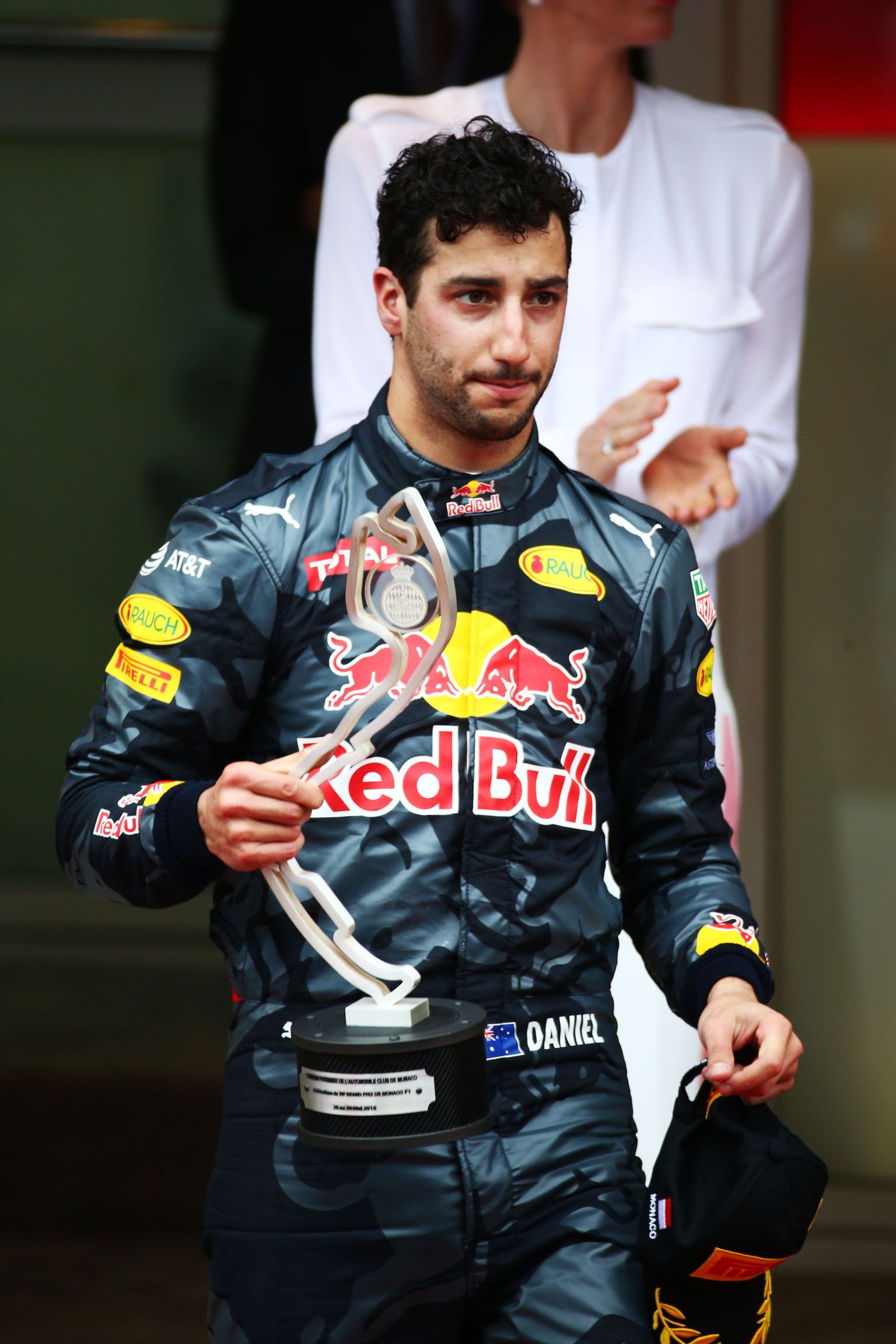 Daniel Ricciardo võttis Monacos teise koha auhinna vastu hapu näoga.