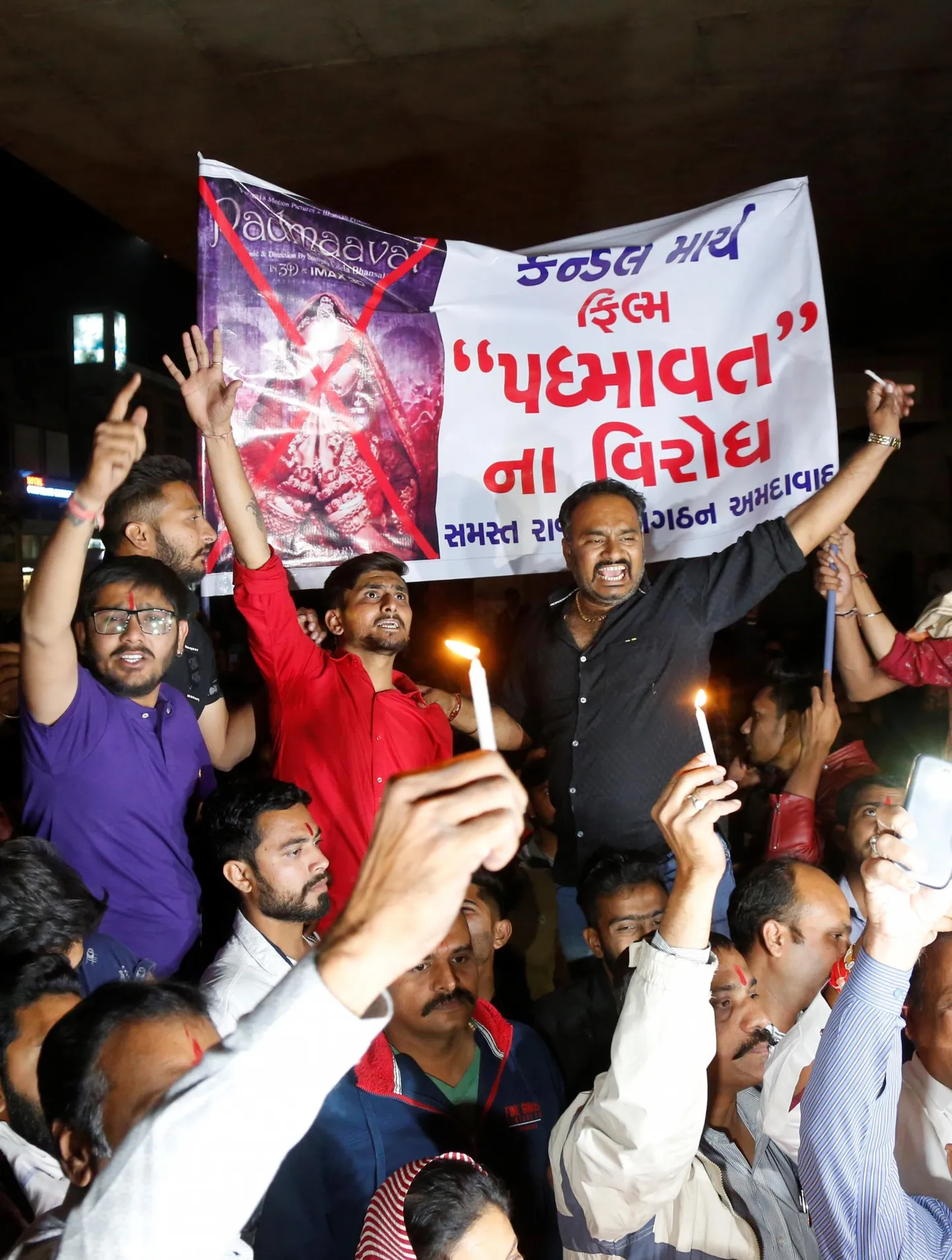 Hindud avaldamas Ahmadabadis meelt nende arvates jumalust solvava Bollywoodi filmi «Padmaavat» linastumise vastu. Mitmel pool tõid protestid kaasa ulatusliku vägivallalaine ning filmi peaosatäitja pea eest panid hindu äärmuslased välja suure tasu.