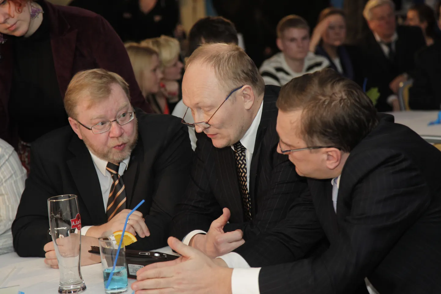 Mart Laar (vasakult), Jaak Aaviksoo ja Juhan Parts. Kas selles seltskonnas istub lisaks praegusele ka IRLi tulevane esimees?
