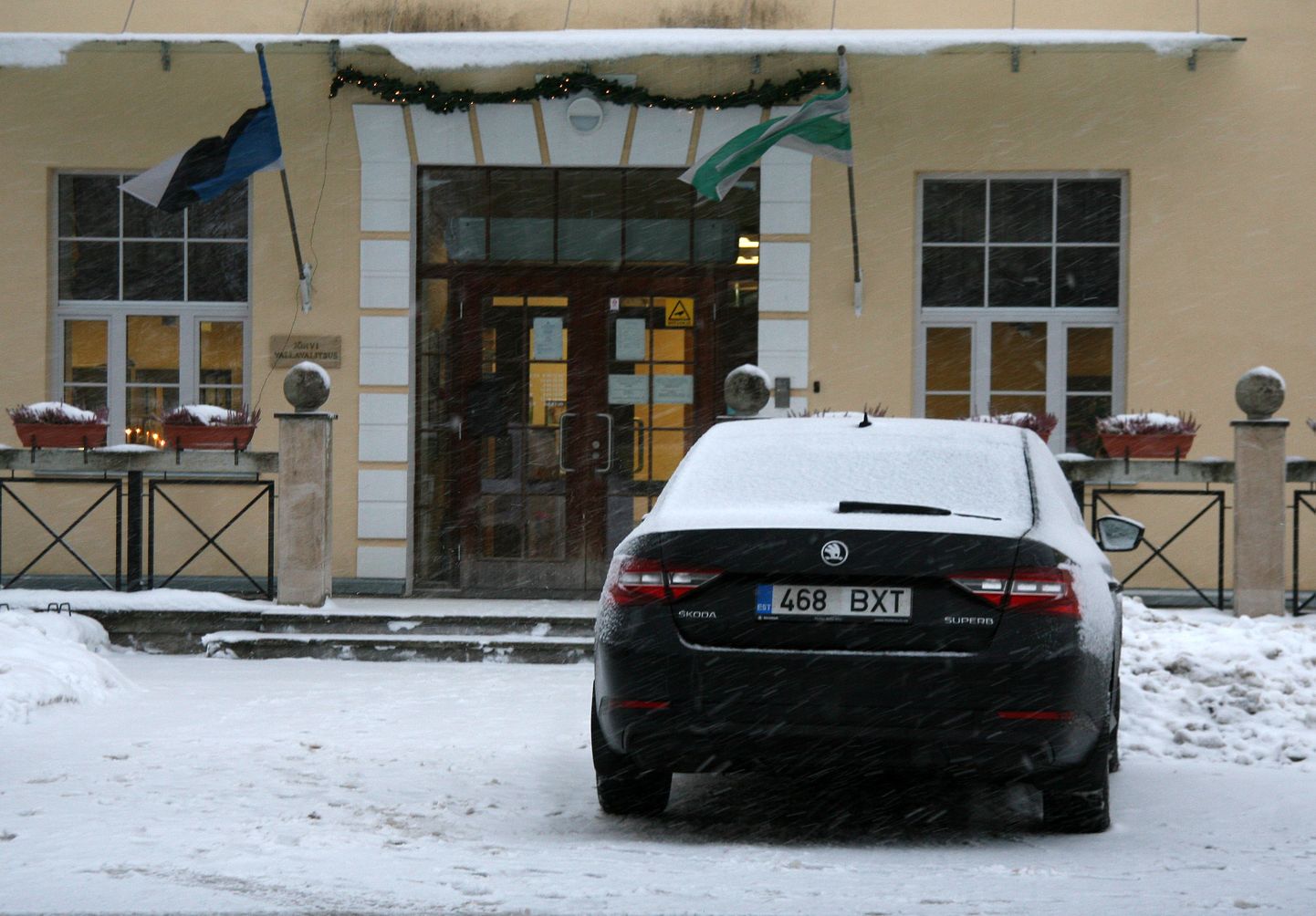 Jõhvi vallavanema ametiauto Škoda Superb kasutamise otstarbekus oli eelmise aasta lõpus opositsiooni poolt volikogus teravalt tõstatatud küsimus, kuni volikogu enamus tegi otsuse, et vallavanem võib sõidukit kasutada üle Eesti oma äranägemise järgi.