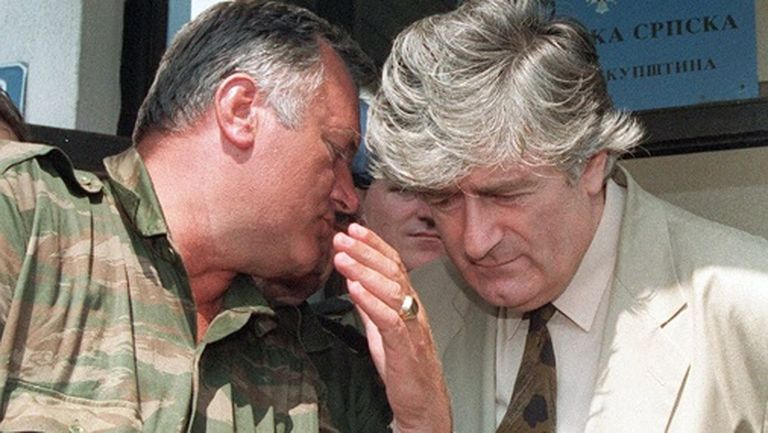 1993. gadā komandieris Ratko Mladičs sarunājas ar Bosnijas serbu prezidentu Radovanu Karadžiču 