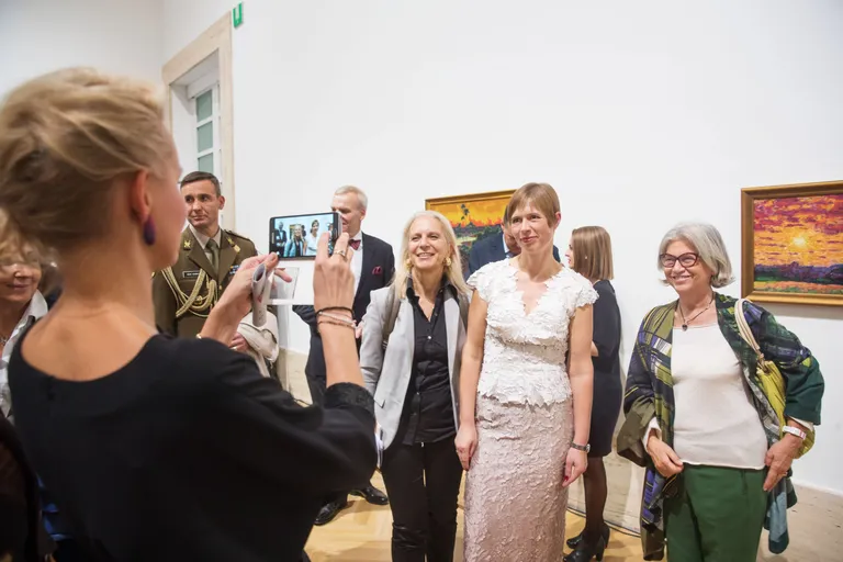 End kosmopoliidiks pidanud ja rahvuslikku kuuluvust põlanud kunstnik Konrad Mäe näitus Roomas avati president Kersti Kaljulaidiga, see kuulub Eesti vabariigi 100. sünnipäeva programmi ning seda reklaamitakse suure rahvusvahelise läbilöögina.