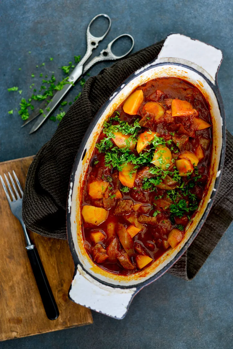 Ungaripärane veiselihahautis paprika ja kartulitega.