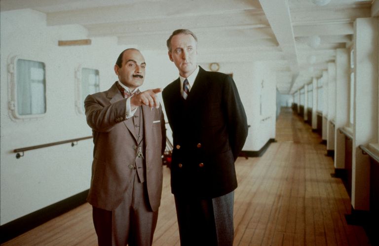 Kaader seriaalist «Hercule Poirot». Pildil David Suchet Hercule Poirot'na ja Hugh Fraser kapten Hastingsina