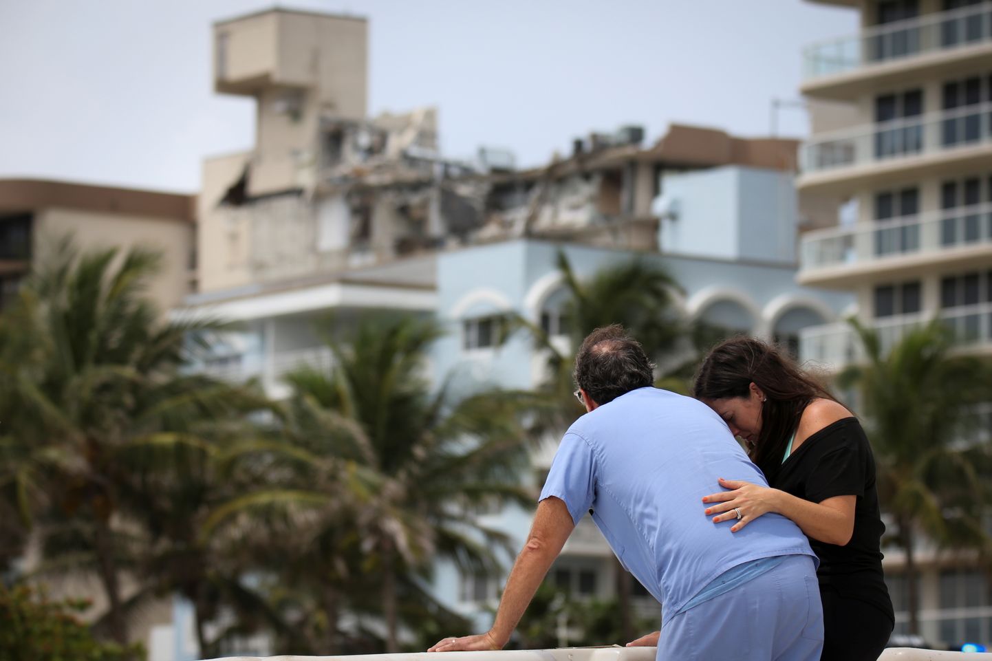 Kadunud inimeste lähedased Miamis varisenud hoone rusude juures.
