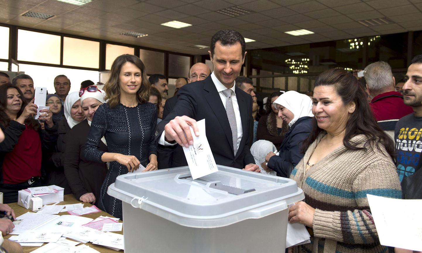 В Сирии стартовали парламентские выборы. На фото голосует президент этой республики Башар Асад.