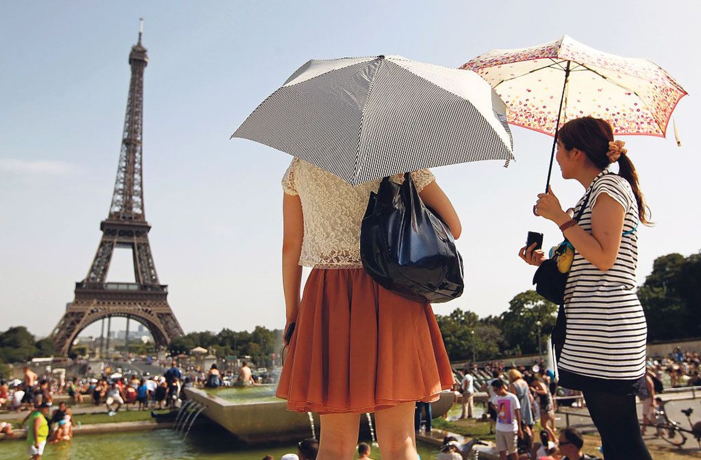 Pariisi kuulsaim rajatis on kindlasti Eiffeli torn, mille ümber kogunevad ilusal ajal nii kohalikud kui tuhanded turistid.