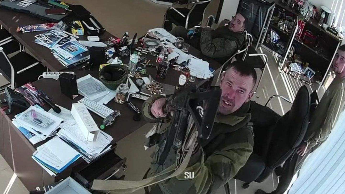 Российские солдаты сначала не заметили камеры видеонаблюдения, а потом уничтожили одну из них