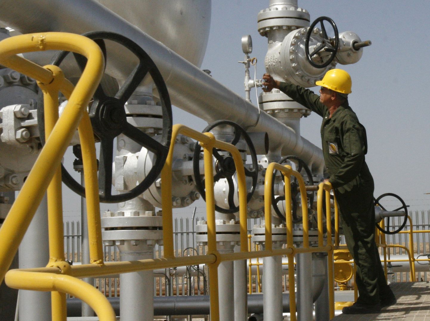 Iraani naftatehnik Ahvazi lähistel Azadegani naftaväljal.
