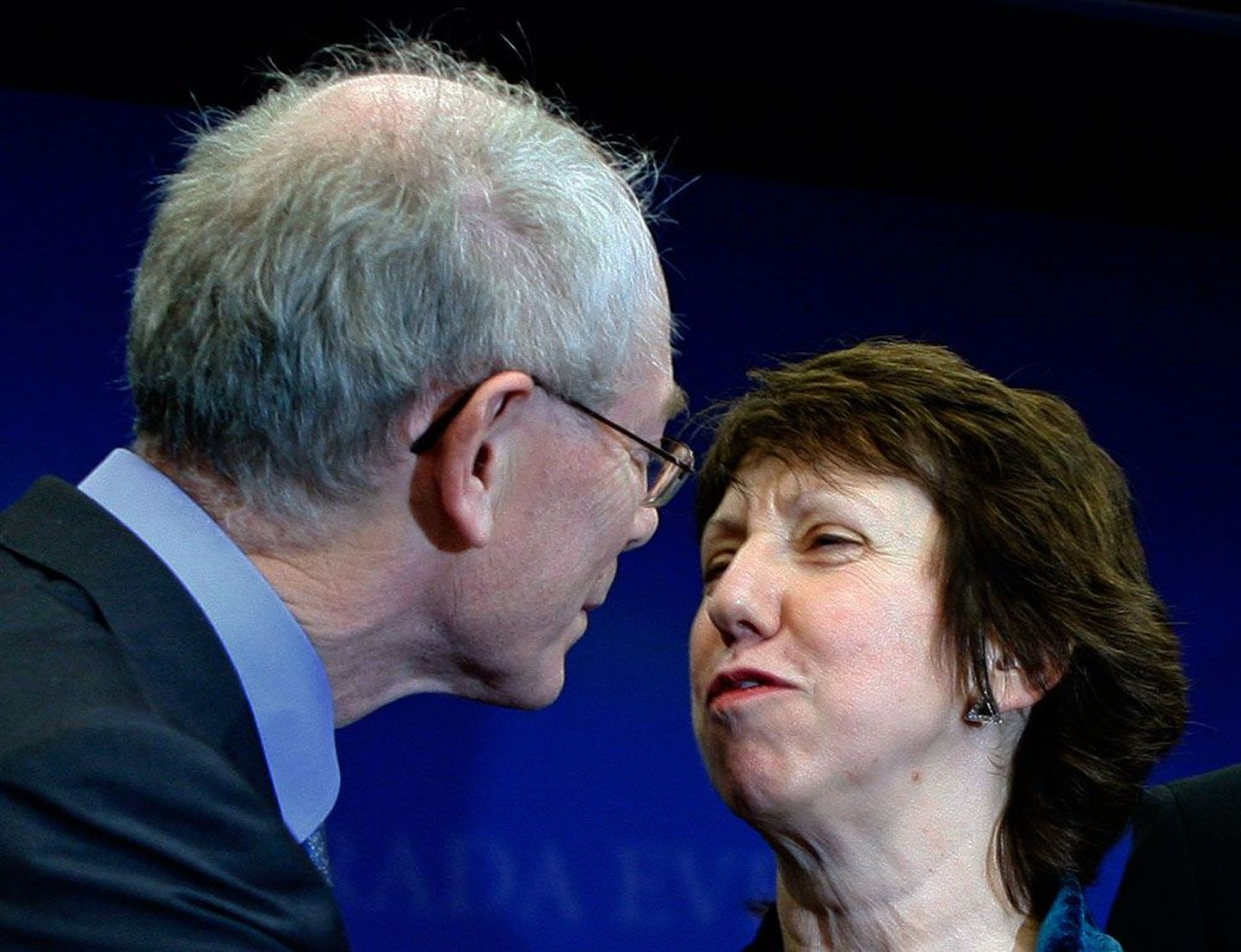 Euroopa Liidu Nõukogu esimeseks alaliseks presidendiks määratud Herman Van Rompuy ning ELi välis- ja julgeolekupoliitika kõrgeks esindajaks saanud Catherine Ashton teineteist õnnitlemas.