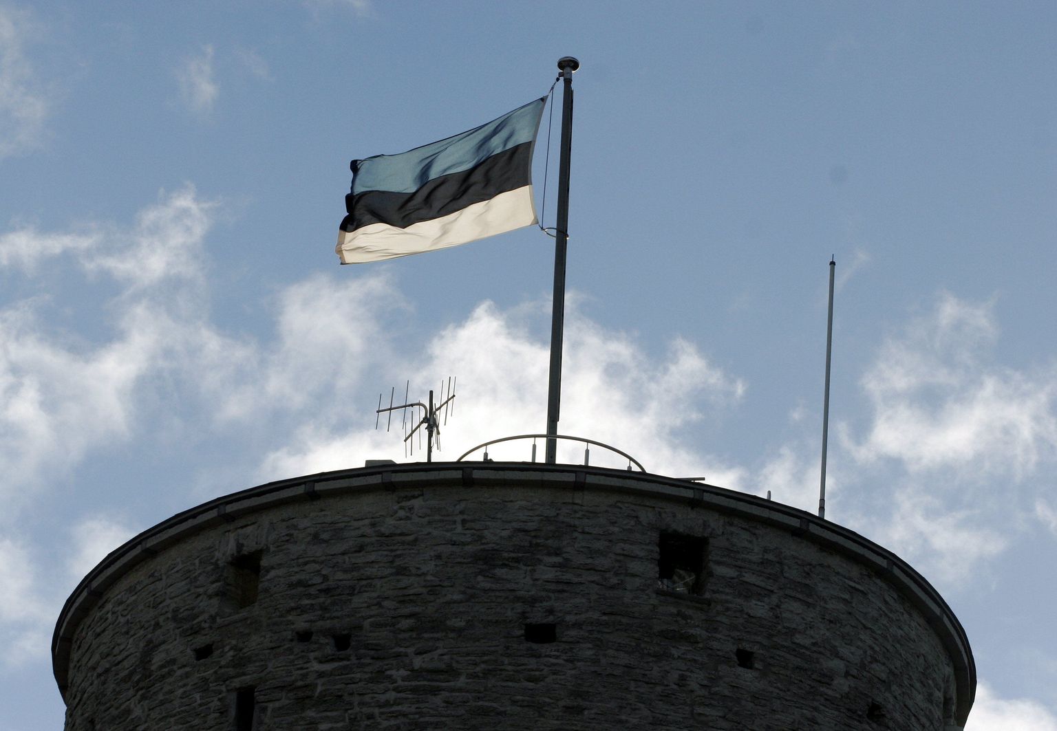 Государственный флаг Эстонии над башней Длинный Герман.