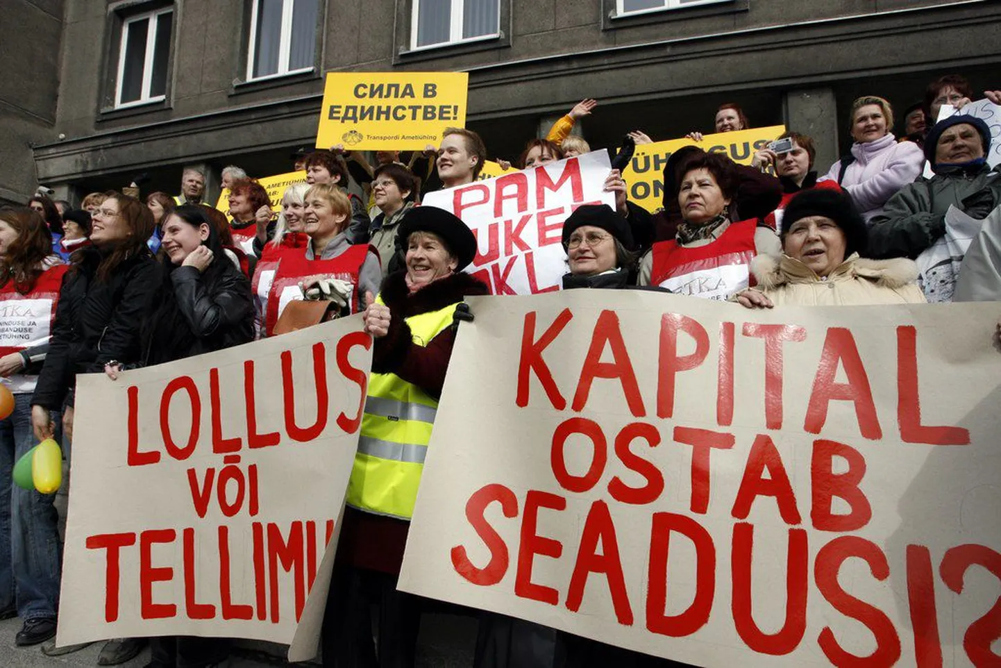 Eelmise aasta kevadel piketeerisid Eesti ametiühingud usaldusisiku seaduse vastu.