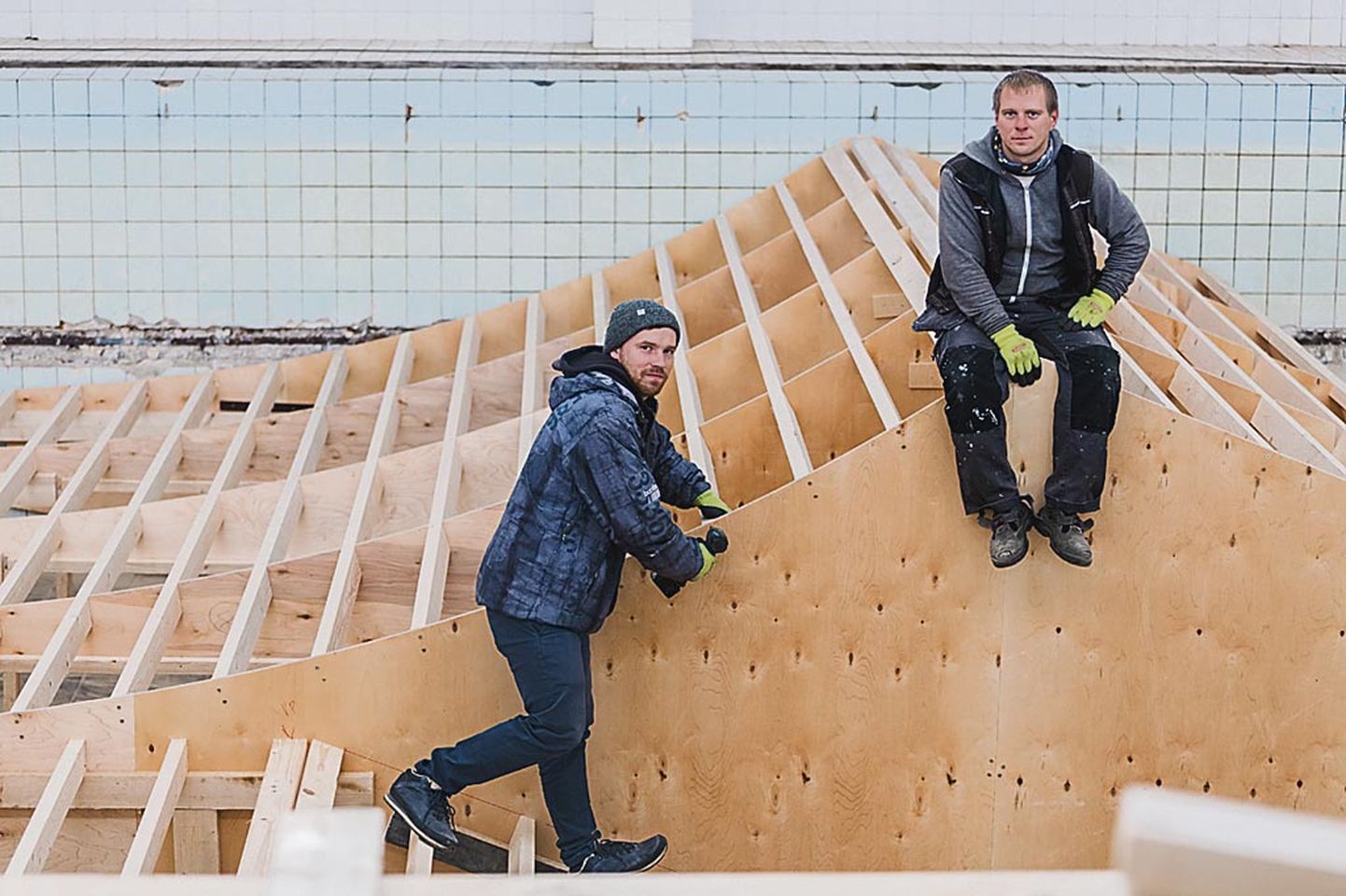 Raba siserulaparki on iga päev ehitanud neli kuni kaheksa inimest. Paar kuud tagasi jäid Pärnu Postimehe fotograafi kaamera objektiivi ette Rasmus Paimre (vasakul) ja Varmo Juurikas.