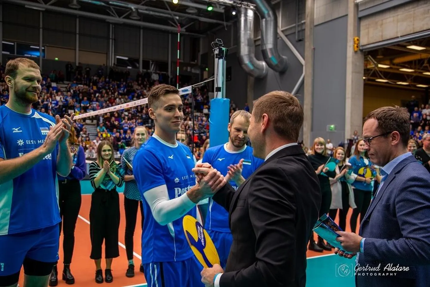 Robert Täht sai tunnustuse kätte pühapäeval Tartus toimunud rahvuskoondise Euroopa meistrivõistluste valikmängu vaheajal. Gertrud Alatare / Eesti Võrkpalli Liit